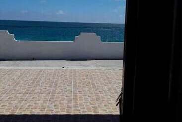 هتل Hostal Los Delfines
