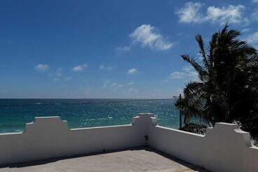 هتل Hostal Los Delfines