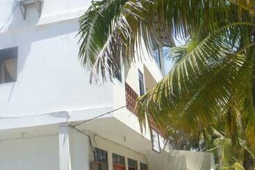 هتل Hostal Los Delfines