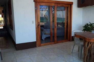 هتل Hostal Los Delfines