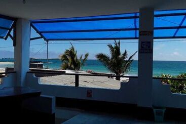 هتل Hostal Los Delfines