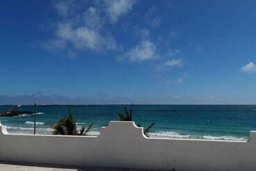هتل Hostal Los Delfines
