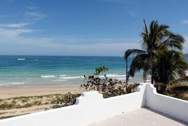 هتل Hostal Los Delfines