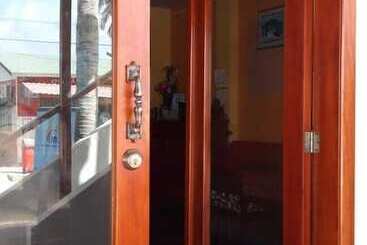 هتل Hostal Los Delfines