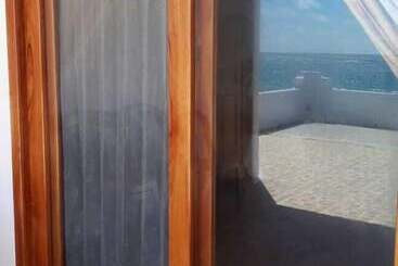 هتل Hostal Los Delfines