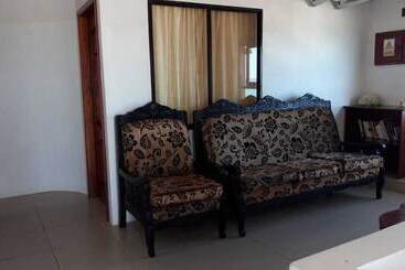 هتل Hostal Los Delfines