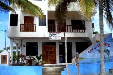 هتل Hostal Los Delfines
