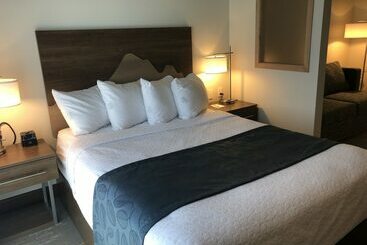 هتل Kodiak Compass Suites