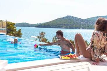 هتل Olivia Green Camping