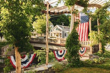 هتل The Lodge At Mount Snow