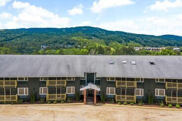 هتل The Lodge At Mount Snow