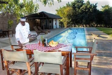 هتل Wild Dogs Lodge