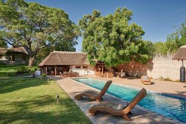 هتل Wild Dogs Lodge