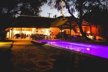 هتل Wild Dogs Lodge