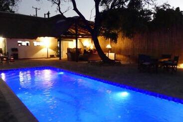هتل Wild Dogs Lodge