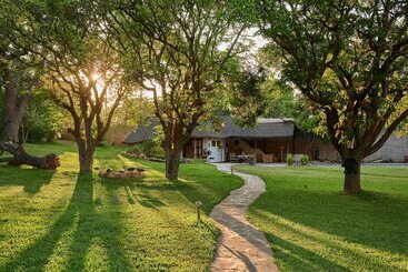 هتل Wild Dogs Lodge