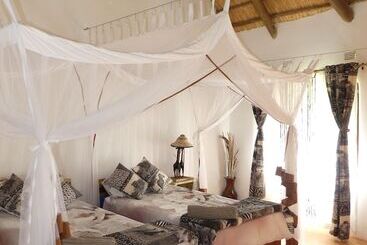 هتل Wild Dogs Lodge