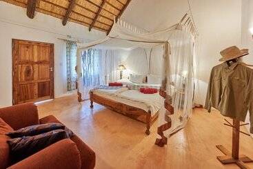 هتل Wild Dogs Lodge