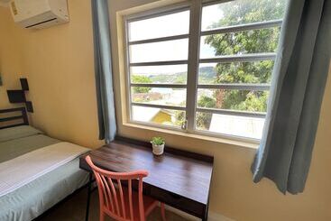 The Waterfront Inn   Hostel