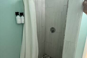 The Waterfront Inn   Hostel