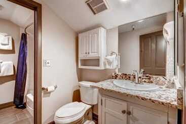 هتل 4 Bedroom Ski In, Ski Out Mountain Vacation Rental Located Next To Historic Main Street In Downtown