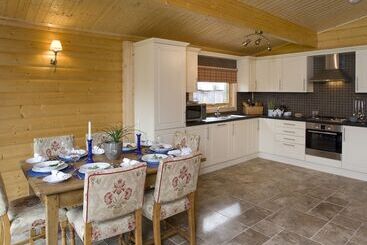 هتل Cherbridge Lodges Riverside Lodges Short Lets