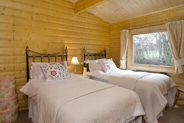 هتل Cherbridge Lodges Riverside Lodges Short Lets