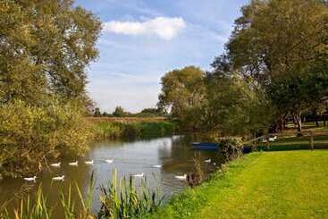 هتل Cherbridge Lodges Riverside Lodges Short Lets