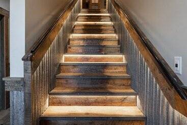 هتل The Adventure Inn Yellowstone