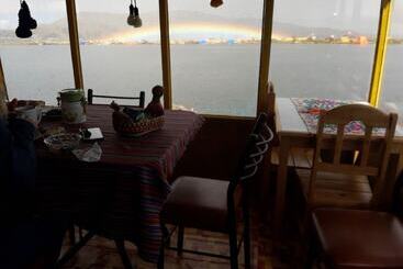 هتل Uros Amaru Marka Lodge