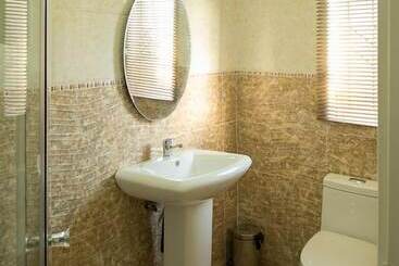 پانسیون Lakeview Guest House
