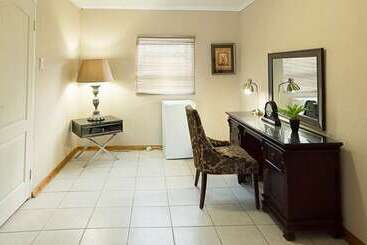 پانسیون Lakeview Guest House