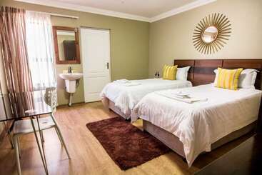 پانسیون Lakeview Guest House