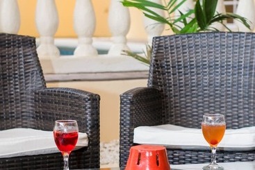 هتل Beverly's Oasis Suites