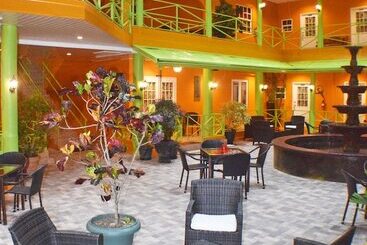 هتل Beverly's Oasis Suites
