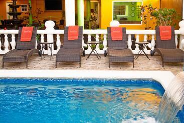 هتل Beverly's Oasis Suites
