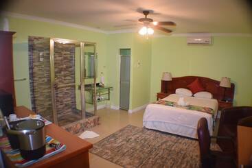 هتل Beverly's Oasis Suites