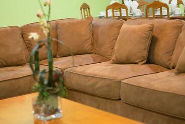 هتل Beverly's Oasis Suites