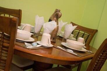 هتل Beverly's Oasis Suites