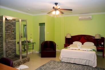 هتل Beverly's Oasis Suites