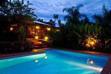 هتل Yacaratia Lodge