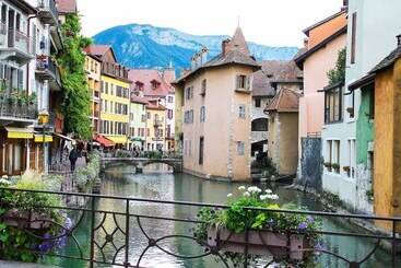 اقامتگاه Village Vacances La Forêt Des Tines