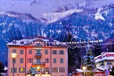اقامتگاه Village Vacances La Forêt Des Tines