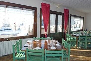 اقامتگاه Village Vacances La Forêt Des Tines