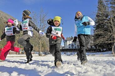 اقامتگاه Village Vacances La Forêt Des Tines