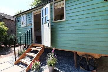 The Laburnum Retreat Shepherd Hut Private Hot Tub