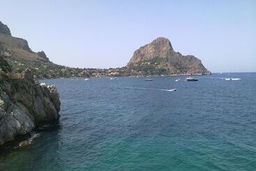 تختخواب و صبحانه La Caletta