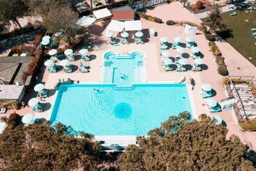 هتل Club Del Sole Resort Tenuta Primero