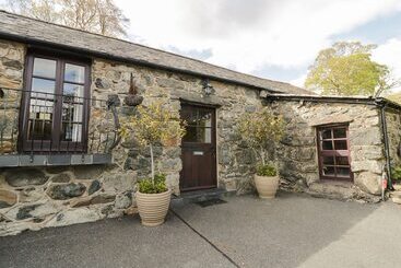 Cyffdy Cottage   Arenig