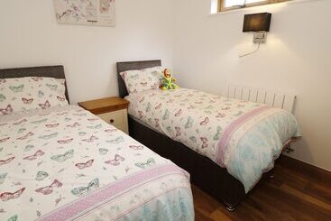 Northlands Country Cottage With Hot Tub